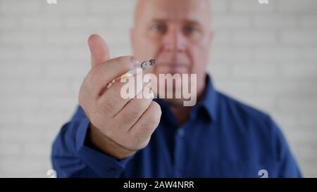 Bild mit Einer Entspannten Person, Die Nahaufnahme in Der Hand zeigt, eine Zigarette brennend, Ungesunde Gefährliche und Bösartige Verhaltensweisen Stockfoto