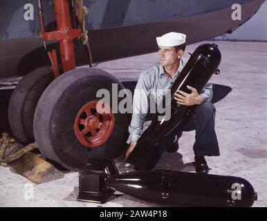 Cadet L. Deitz hält Bombe in der Nähe von Fighter Plane auf der Naval Air Base, Corpus Christi, Texas, USA, Foto von Howard R. Hollem, U.S. Office of war Information, August 1942 Stockfoto