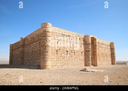 Qasr Kharana manchmal Qasr al-Harrana, Qasr al-Kharanah, Kharaneh oder Hraneh, ist eine der bekanntesten Wüstenburgen, die sich im heutigen ÄA befinden Stockfoto