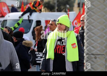 Nizza, Frankreich - 6. Februar 2020: Französin In Yellow Vest (Gilets Jaunes) Protestiert Gegen Den Rentenreform Plan der Regierung Macron In Nizza Stockfoto