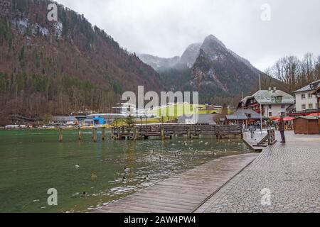 Schönau am Königssee, Deutschland - 29. Dezember 2013: Blick über den Dorfkern von Schönau - Bergjenner im Hintergrund Stockfoto