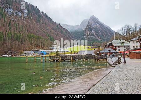 Schönau am Koenigssee, Deutschland - 29. Dezember 2013: Blick über den Dorfkern von Schönau - Bergjenner im Hintergrund Stockfoto