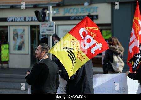 Nizza, Frankreich - 6. Februar 2020: Französischer Mann Mit CGT-Flagge Protestiert Gegen Den Plan zur Rentenreform der Regierung von Macron In Nizza An der französischen Riviera Stockfoto