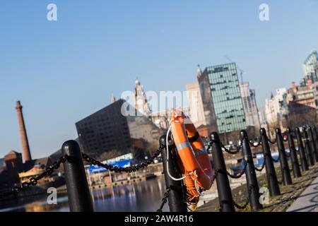 Abgeschrägte Abbildung der Geländer, die aus dem Rahmen um das Salthouse Dock in Liverpool laufen. Stockfoto