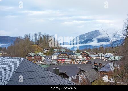 Blick über den Dorfkern von Schönau am Koenigssee - Bergjenner im Hintergrund Stockfoto