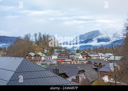 Schönau am Koenigssee, Deutschland - 29. Dezember 2013: Blick über den Dorfkern von Schönau - Bergjenner im Hintergrund Stockfoto