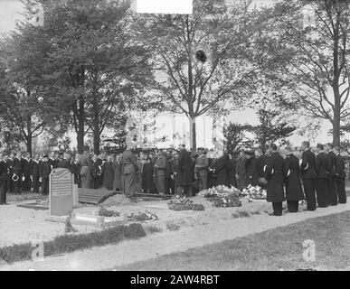Leeuwarden, Noorderbegraafplaats. Militärbestattung von Jitze Kiemel, der bei der Marinefliegerei arbeitet und bei einem Flugzeugabsturz ums Leben kam. Der Sarg befindet sich in der Grabsenkungsstelle: 16. Mai 1950 Ort: Friesland Leeuwarden Schlüsselwörter: Friedhöfe, Begräbnisse, Marineinfanteristen, Soldaten, Uniformen Stockfoto