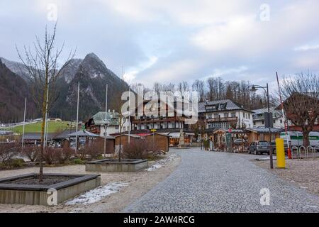 Schönau am Koenigssee, Deutschland - 29. Dezember 2013: Blick auf den Dorfkern von Schönau - Berg Watzmann im Hintergrund Stockfoto