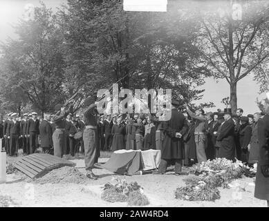 Leeuwarden, Noorderbegraafplaats. Militärbestattung von Jitze Kiemel, der bei der Marinefliegerei arbeitet und bei einem Flugzeugabsturz ums Leben kam. Als Tribut an Gun Salute Fired Date: May 16, 1950 Location: Friesland Leeuwarden Keywords: Friedhöfe, Beerdigungen, Marineinfanteristen, Uniformen, Schusswaffen Stockfoto
