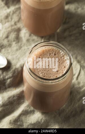 Hausgemachter Neuengland-Schokoladenmilchshake aus Einem Glas Stockfoto