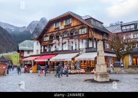 Schönau am Koenigssee, Deutschland - 29. Dezember 2013: Blick auf das Hotel Schiffmeister - ein traditionelles Haus in der Nähe des berühmten Königsees. Stockfoto