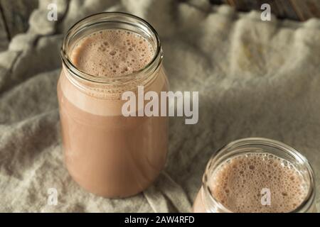 Hausgemachter Neuengland-Schokoladenmilchshake aus Einem Glas Stockfoto