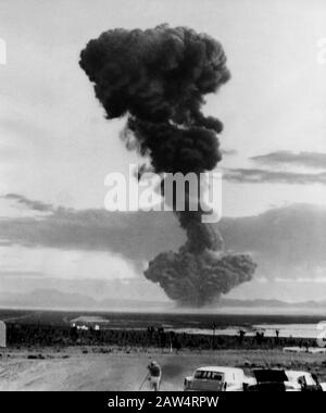 1957 , 28. Mai , USA: Ein ATOMTEST der United States Army mit ATOMBOMBE in der Wüste ( mögliches Nevada ) - ATTACCO ATOMICO NUCLEARE ENERGIA - ENER Stockfoto