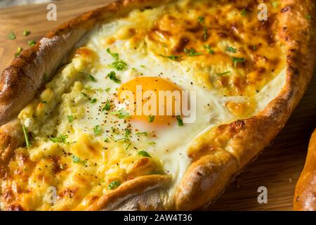 Hausgemachtes georgisches Käsebrot Khachaprui mit Ei Stockfoto