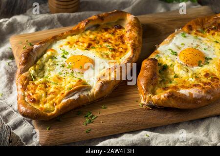 Hausgemachtes georgisches Käsebrot Khachaprui mit Ei Stockfoto