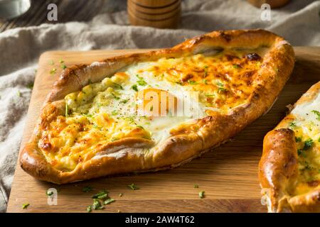 Hausgemachtes georgisches Käsebrot Khachaprui mit Ei Stockfoto