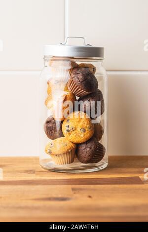 Süße Muffins. Schokoladenkuchen im Mixbecher auf Küchentisch. Stockfoto