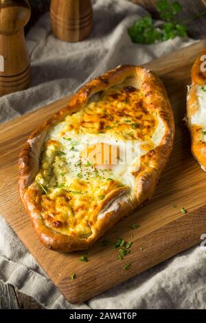 Hausgemachtes georgisches Käsebrot Khachaprui mit Ei Stockfoto