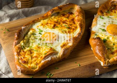 Hausgemachtes georgisches Käsebrot Khachaprui mit Ei Stockfoto