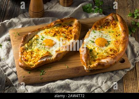 Hausgemachtes georgisches Käsebrot Khachaprui mit Ei Stockfoto