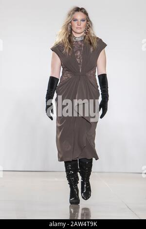 New York, USA. Februar 2020. Tadashi Shoji Herbst Winter 2020 Landebahn auf der New York Fashion Week. Fotowredit: Rudy k/Alamy Live News Stockfoto