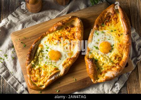 Hausgemachtes georgisches Käsebrot Khachaprui mit Ei Stockfoto