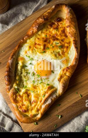 Hausgemachtes georgisches Käsebrot Khachaprui mit Ei Stockfoto