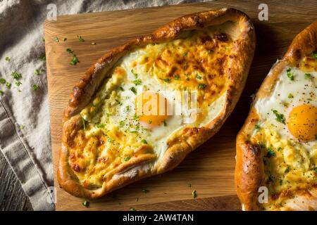 Hausgemachtes georgisches Käsebrot Khachaprui mit Ei Stockfoto