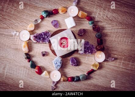 Das Einrichten eines Halbedelstein-Kristallgitters zu Hause hilft Ihren Absichten, das Konzept zu manifestieren. Alternativer Lebensstil. Stockfoto
