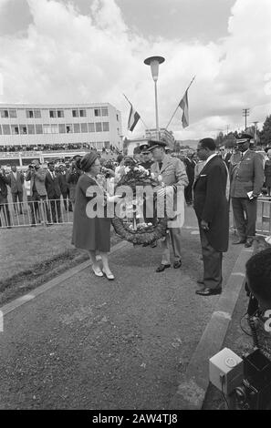 Staatsbesuch Königsfamilie in Äthiopien Kranzniederlegung durch Königin Juliana und Prinz Bernhard am Siegesdenkmal Datum: 27. Januar 1969 Schlüsselwörter: Queens, Anlegung von Kränzen Personenname: Bernhard, Fürst Stockfoto