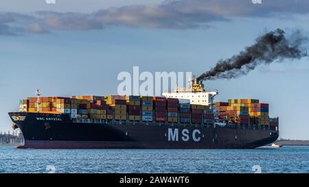 Ship Funnel Exhaust - Verschmutzung durch Schiffe - Rauch vom Containerschiff, das Felixstowe Port UK verlässt Stockfoto