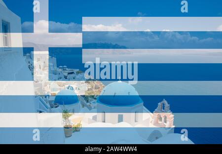 Griechenland als Reiseziel. Blaue Kuppelkirchen auf der Insel Santorini im Dorf Oia, Griechenland. Mit transparenter Flagge Griechenlands. Stockfoto