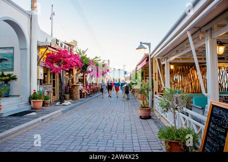 Kamari, Santorini/Greece-13Jul2019: Hauptpromenade des Kamari-Dorfes mit Restaurants und Geschäften auf der Insel Santorini. Stockfoto