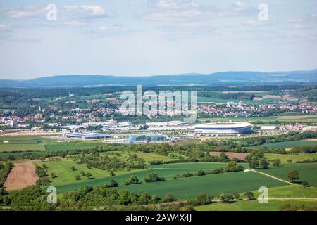 Sinsheim, Deutschland - 18. Mai 2014: Thermalbad Badewelt Sinsheim und Rhein-Neckar Arena umgeben von einer typischen Landschaft des Kraichgaus. Stockfoto