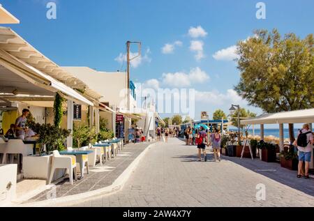 Kamari, Santorini/Greece-14Jul2019: Kamari Dorf Hauptstraße Promenade mit Restaurants und Geschäften auf der Insel Santorini. Stockfoto