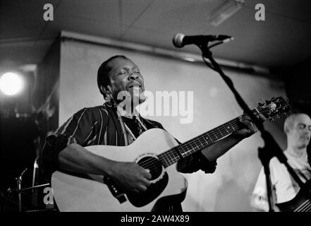 Terry CALLIER (1945-2012) US-amerikanischer Jazz-, Soul- und Folkmusiker Live at The Garderobe, Leeds, Großbritannien 2003 Stockfoto