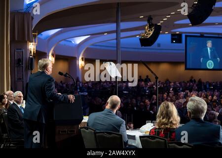 Washington, Vereinigte Staaten Von Amerika. Februar 2020. Washington, Vereinigte Staaten von Amerika. Februar 2020. US-Präsident Donald Trump gibt beim National Prayer Breakfast 2020 im Washington Hilton 6. Februar 2020 in Washington Bemerkungen ab. DC Trump nutzte das normalerweise überparteiliche Ereignis, um seine Gegner zu erbetern, die sie als bösartig bezeichnen und nach seinem Freispruch im Senat im Amtsenthebungsverfahren bedeuten. Kredit: Joyce Boghosian/White House Foto/Alamy Live News Stockfoto