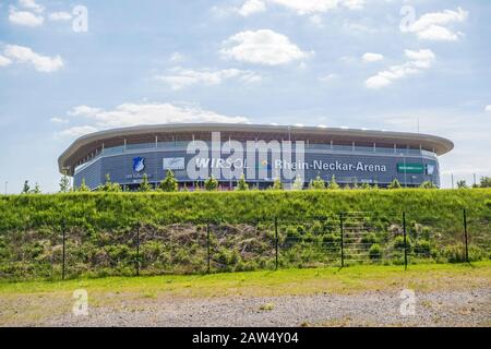 Sinsheim, Deutschland - 4. Mai 2014: Rhein-Neckar-Arena - das Stadion war für Gruppenspiele Standort des Fußball-Weltcups 2006. Stockfoto