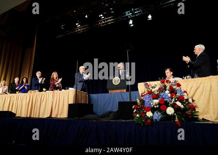 Washington, Vereinigte Staaten Von Amerika. Februar 2020. Washington, Vereinigte Staaten von Amerika. Februar 2020. US-Präsident Donald Trump gibt beim National Prayer Breakfast 2020 im Washington Hilton 6. Februar 2020 in Washington Bemerkungen ab. DC Trump nutzte das normalerweise überparteiliche Ereignis, um seine Gegner zu erbetern, die sie als bösartig bezeichnen und nach seinem Freispruch im Senat im Amtsenthebungsverfahren bedeuten. Kredit: D. Myles Cullen/White House Foto/Alamy Live News Stockfoto