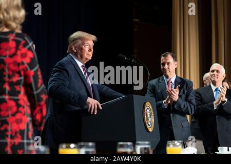Washington, Vereinigte Staaten Von Amerika. Februar 2020. Washington, Vereinigte Staaten von Amerika. Februar 2020. US-Präsident Donald Trump gibt beim National Prayer Breakfast 2020 im Washington Hilton 6. Februar 2020 in Washington Bemerkungen ab. DC Trump nutzte das normalerweise überparteiliche Ereignis, um seine Gegner zu erbetern, die sie als bösartig bezeichnen und nach seinem Freispruch im Senat im Amtsenthebungsverfahren bedeuten. Kredit: Joyce Boghosian/White House Foto/Alamy Live News Stockfoto