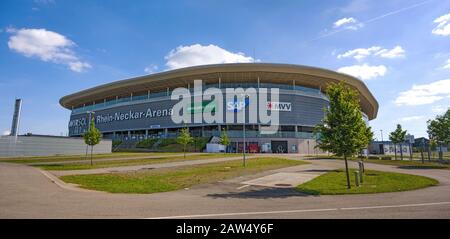 Sinsheim, Deutschland - 4. Mai 2014: Rhein-Neckar-Arena - das Stadion war für Gruppenspiele Standort des Fußball-Weltcups 2006. Stockfoto