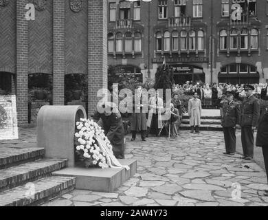 Anlegung von Kränzen durch die United States Air Force Band im National Monument Annotation: Dies ist das temporäre National Monument Datum: 28. Juni 1951 Standort: Amsterdam, Noord-Holland Schlagwörter: Die Anlegung von Kränzen, Kriegsdenkmälern Institutionenname: National Monument Stockfoto