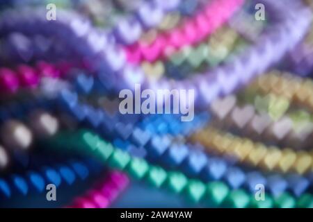Entschärfte leuchtende Bokeh-Lichter. Mardi Gras färbt Hintergrund Stockfoto