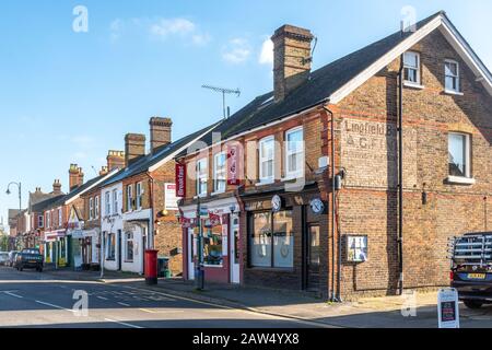 Lingfield Village in East Surrey, Großbritannien. Geschäfte und Geschäfte im Zentrum. Stockfoto