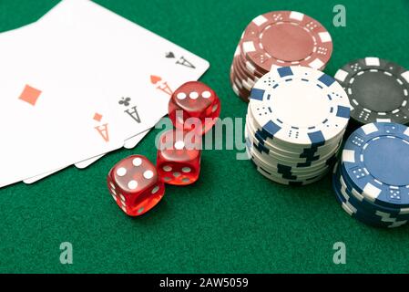 Poker chips, Karten am grünen Tisch. Spielen im Casino Konzept. Stockfoto