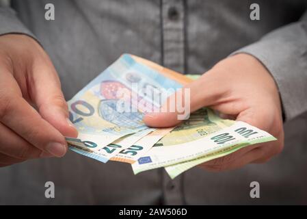 Man zählt Euro-Banknoten. Geschäfts- und Finanzwesen, Lohnkonzept Stockfoto