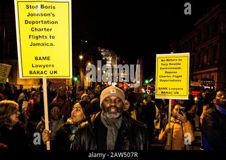 London, Großbritannien. Februar 2020. Die Menschen demonstrieren in Whitehall gegen einen bevorstehenden Abzugsflug, der am 11. Februar bis zu 50 Personen nach Jamaika transportieren soll. Credit: Thabo Jaiyesimi/Alamy Live News Stockfoto