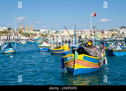 MARSAXLOKK, MALTA. Maltesisches "Luzzu" - bunte traditionelle Fischerboote, die noch heute in Dörfern wie Marsaxlokk verwendet werden - schwimmend in Marsax Stockfoto
