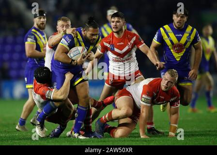 Warrington Wolves' Ben Murdock-Masila wird während des Betfred Super League-Matches im Halliwell Jones Stadium, Warrington, von Jonny Lomax und Luke Thompson von St Helens Heiligen in Angriff genommen. Stockfoto