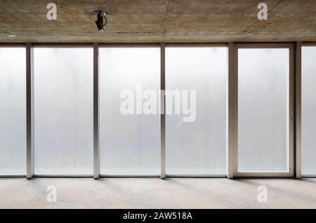 Hauptstadt Federal, Buenos Aires/Argentinien; Vor 26, 2015: Moderne minimalistische Architektur, Innenraum mit Glastür und Fenstern, einheitliche Beleuchtung Stockfoto